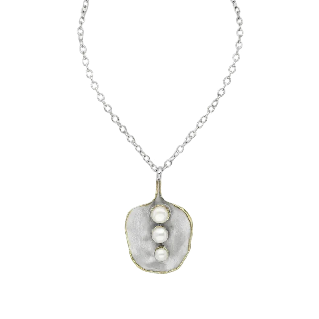 Produktansicht des Bicolor-Anhängers AURA TRILOGY von René Rose Jewelry mit drei Süßwasserperlen vor weißem Hintergrund.