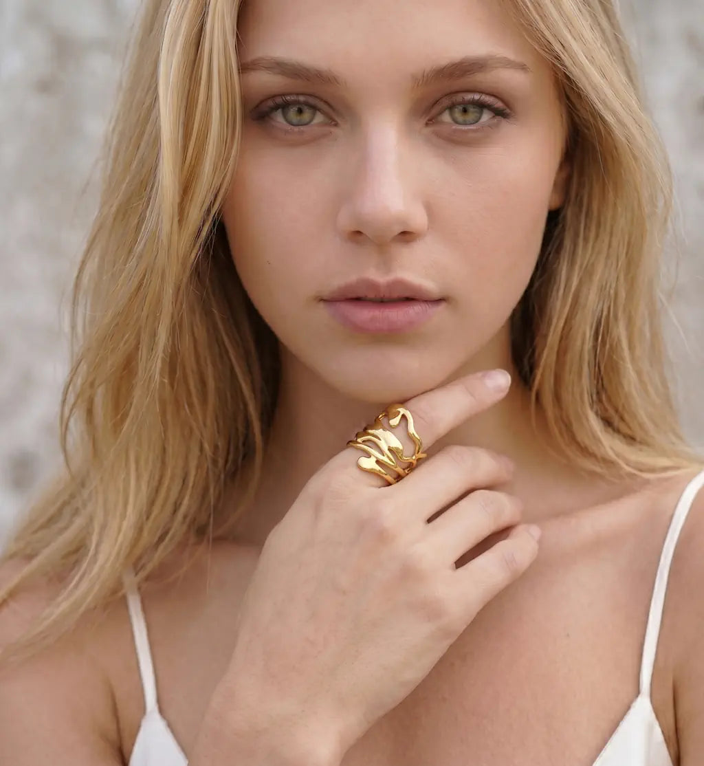 Sierra – Goldener Bandring mit 18k Vergoldung getragen an der Hand von René Rose Jewelry