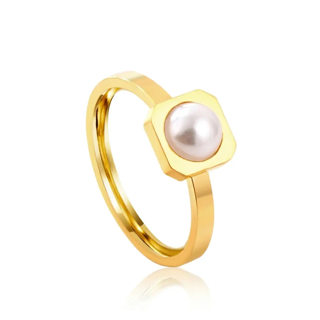 Elena – Eleganter Perlenring mit Muschelkernperle aus wasserfestem 316L Edelstahl von René Rose Jewelry