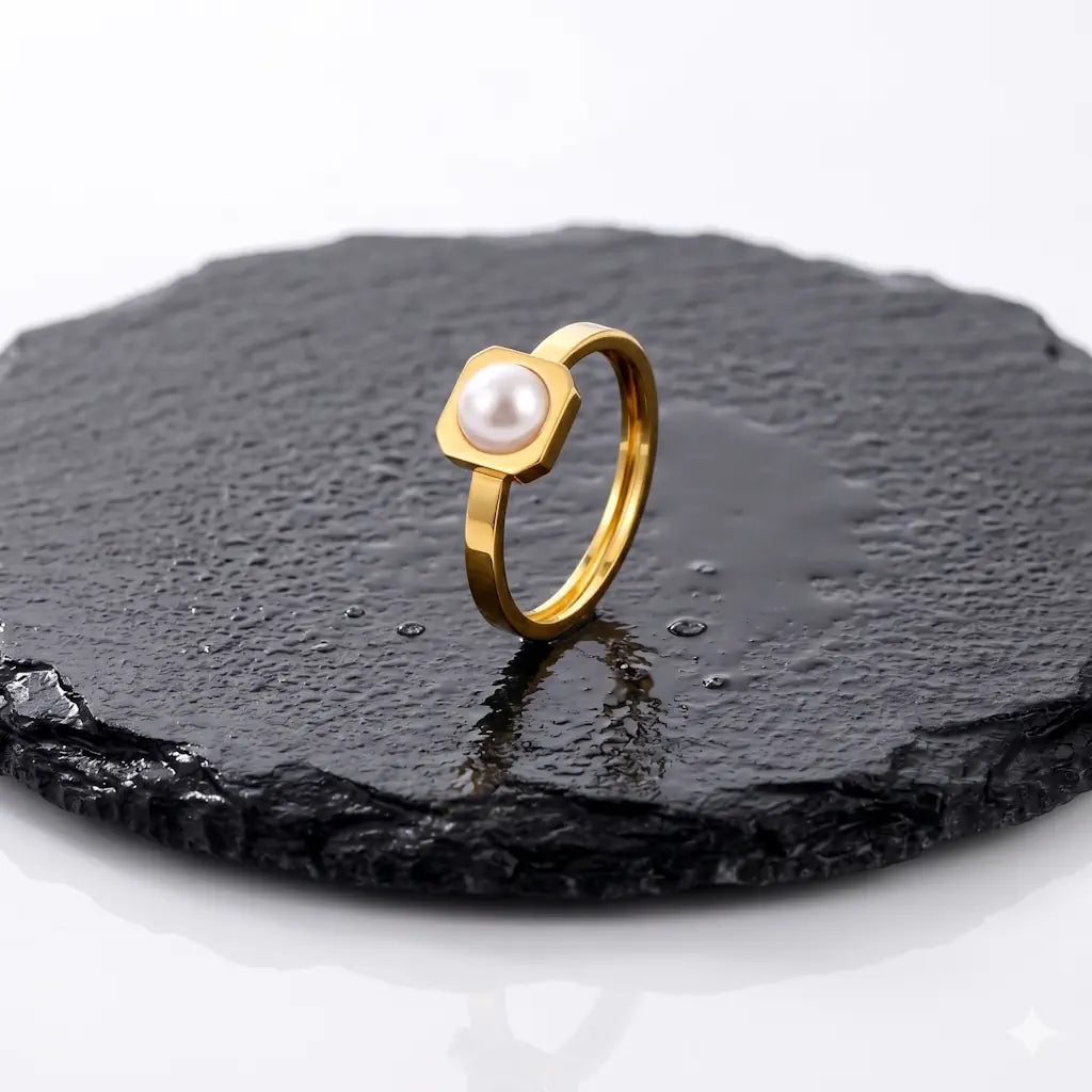 Elena – Eleganter Perlenring mit Muschelkernperle aus wasserfestem 316L Edelstahl präsentiert auf dunkler Schieferplatte von René Rose Jewelry