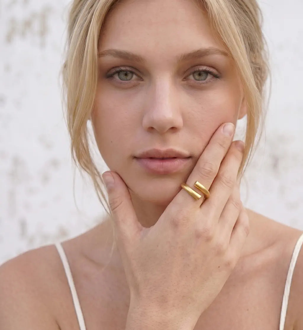 Rosalie – Eleganter goldener Damenring mit 18k Vergoldung getragen an der Hand von René Rose Jewelry