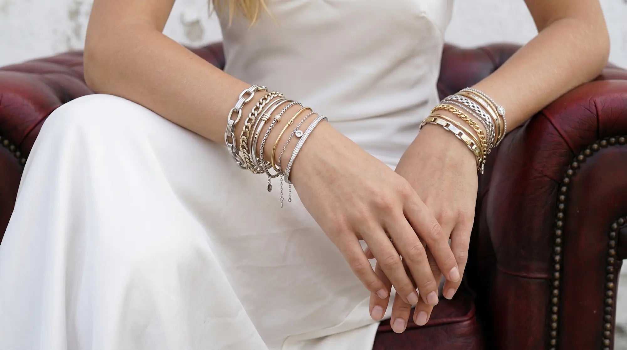 Luxuriöses Armband-Stacking im Bicolor-Look mit klobigen Gliederketten, feinen Armreifen und funkelndem Diamantschmuck von René Rose Jewelry.