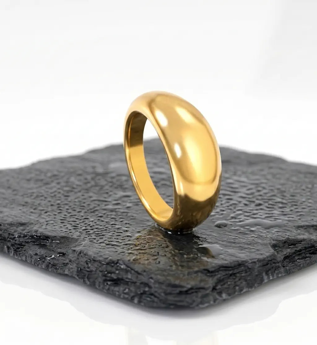 Luisa – Schlichter minimalistischer Ring aus wasserfestem 316L Edelstahl präsentiert auf dunkler Schieferplatte von René Rose Jewelry