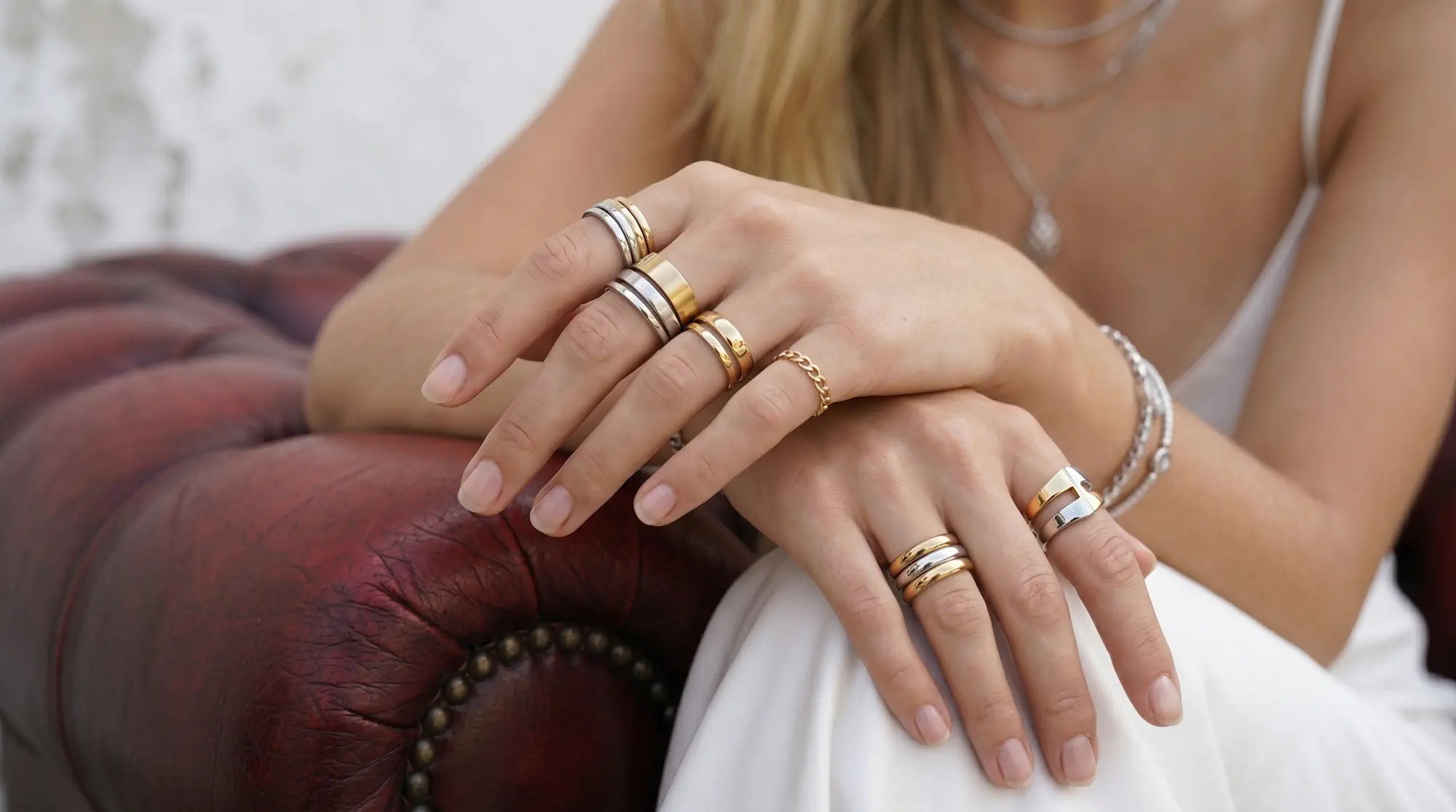 Modernes Ring-Stacking im Mix aus Gold und Silber mit breiten Statement-Ringen und einer feinen Panzerkette von René Rose Jewelry.