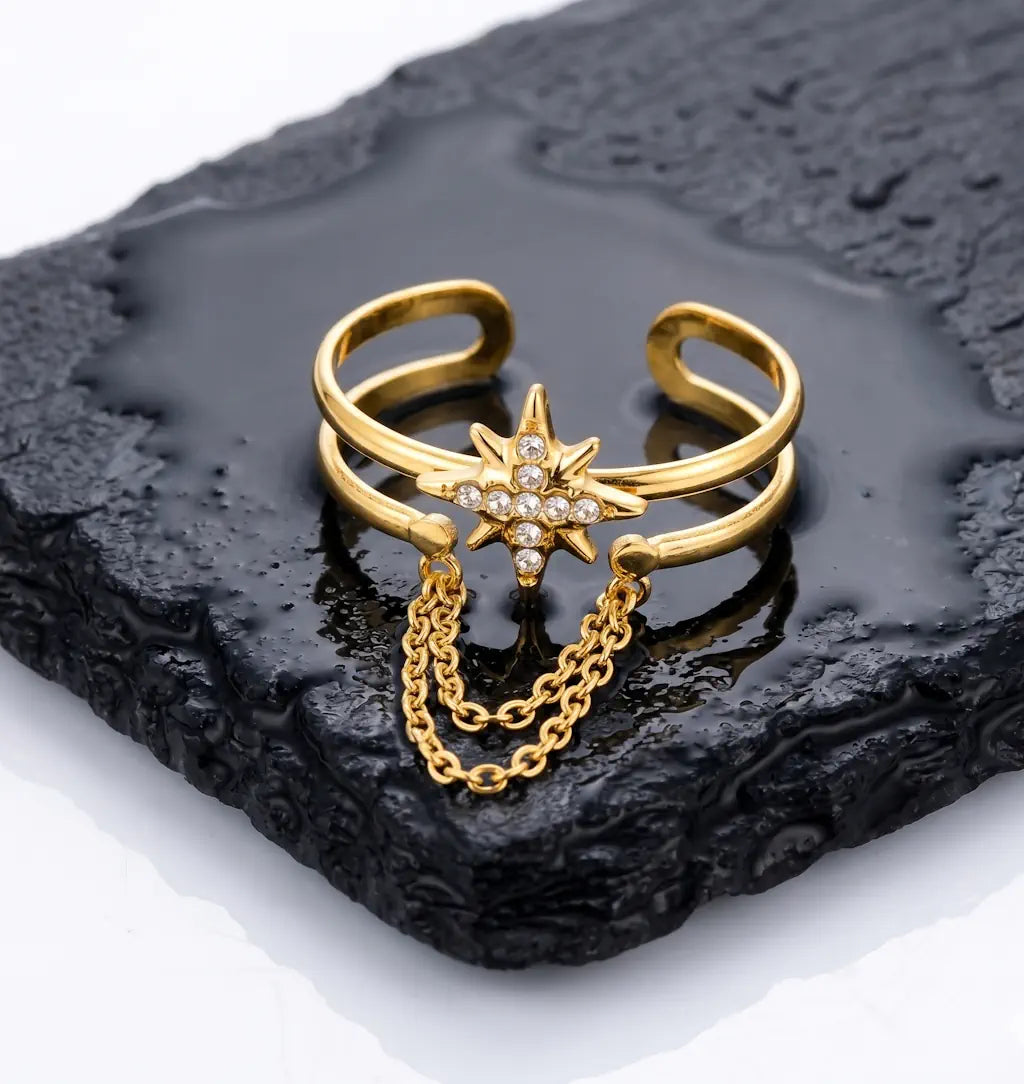 Aria – Exklusiver Sternen Ring mit Kette aus wasserfestem 316L Edelstahl präsentiert auf dunkler Schieferplatte von René Rose Jewelry