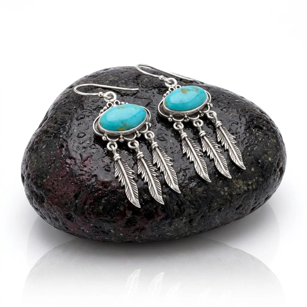 ORENDA TURCHESE – Exklusive Amulett Ohrhänger mit blauem Türkis Edelstein aus 925 Sterling Silber präsentiert auf schwarzem Lavastein von René Rose Jewelry