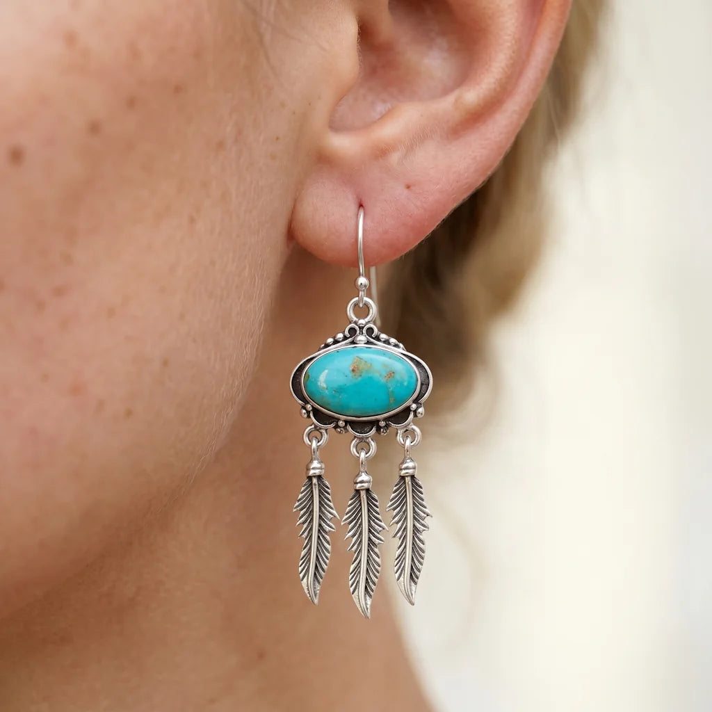 ORENDA TURCHESE – Lange silberne Boho Ohrringe im Talisman Design getragen am Ohr von René Rose Jewelry