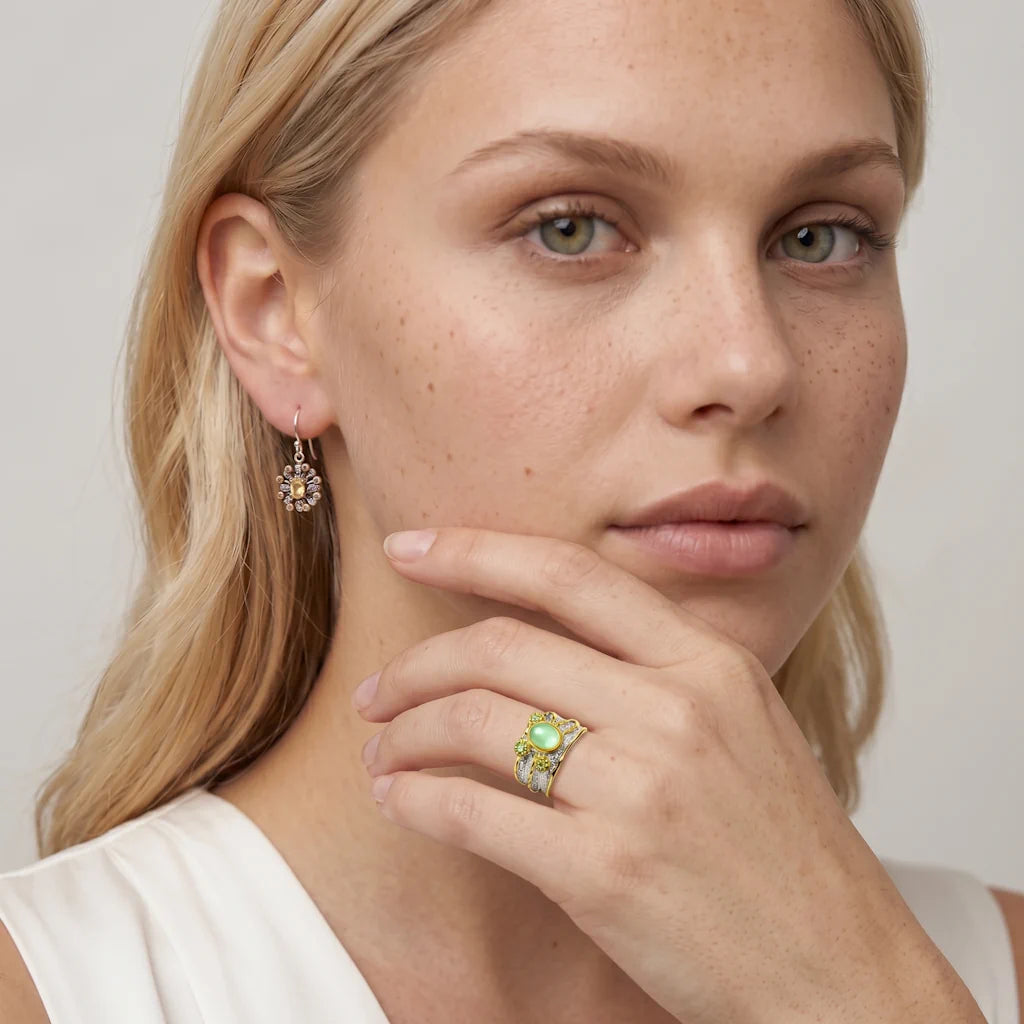 LIVIA PREHNITE – Opulenter silberner Ring im organischen Knospen Design mit schwerer Vergoldung getragen an der Hand von René Rose Jewelry