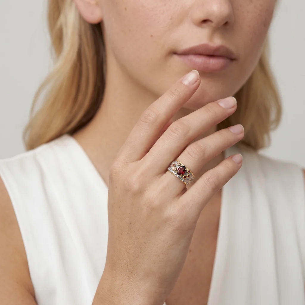 LIVIA VOLCANO – Opulenter offener Silberring im vulkanischen Krater Design mit schwerer Vergoldung getragen an der Hand von René Rose Jewelry