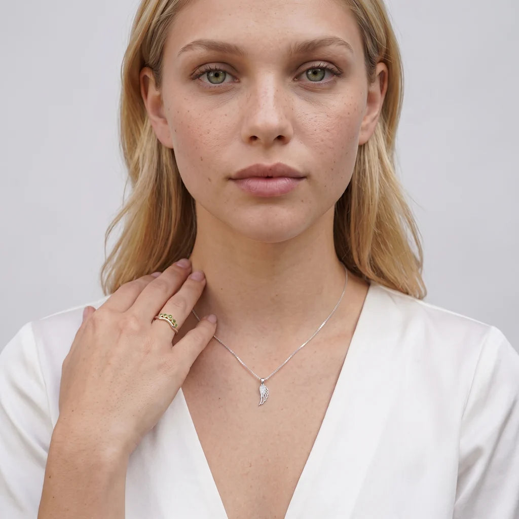 ANGELWING PAVÉ – Elegante silberne Halskette mit Flügel Motiv als Schutzengel Talisman getragen am Dekolleté von René Rose Jewelry