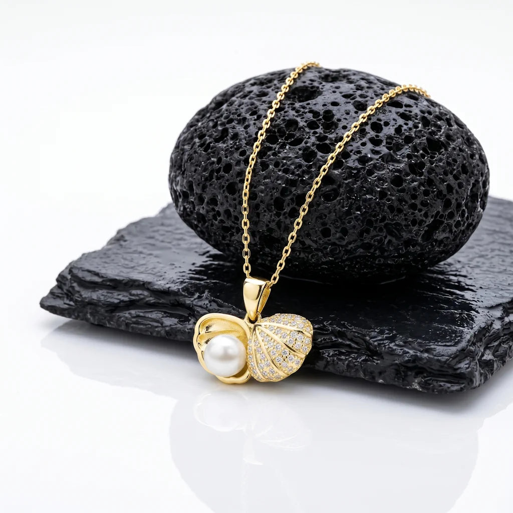 BROOKE SECRET REEF – Exklusives Medaillon Collier mit Perle aus 18k vergoldetem 925 Sterling Silber präsentiert auf schwarzem Lavastein von René Rose Jewelry