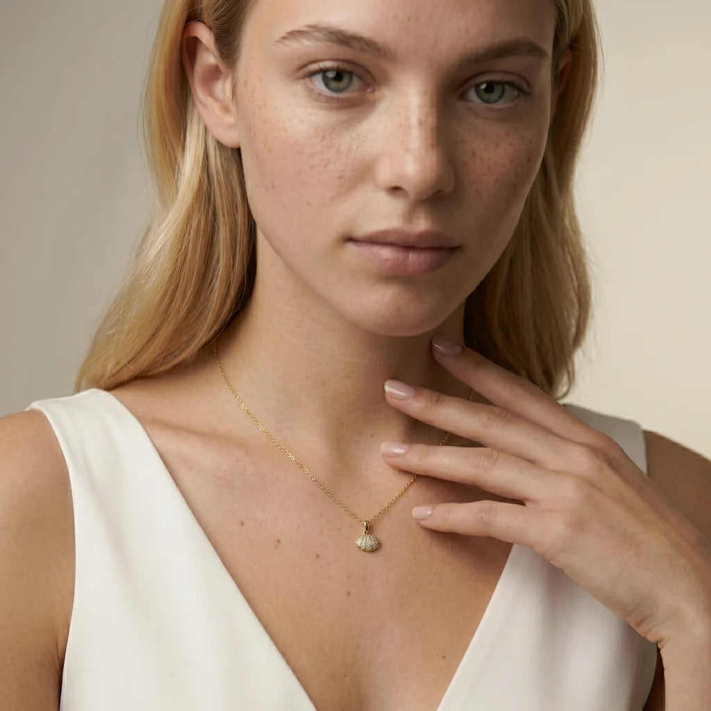 BROOKE SECRET REEF – Goldene Amulett Kette im maritimen Design mit Kristallsteinen getragen am Dekolleté von René Rose Jewelry