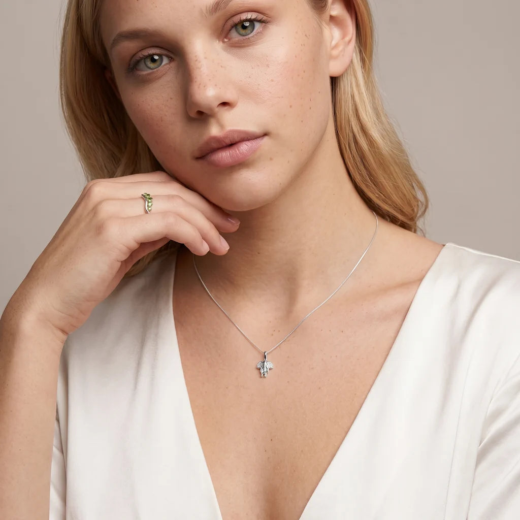 ELLY ELEPHANT – Elegante silberne Halskette mit Elefant Motiv als Schutz Talisman getragen am Dekolleté von René Rose Jewelry