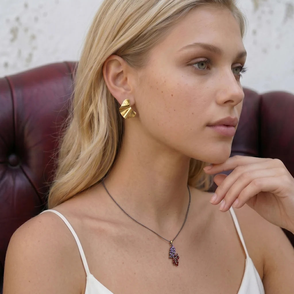 FLORA MYSTICA – Großes vergoldetes Blatt Collier mit echten Steinen im botanischen Design getragen am Dekolleté von René Rose Jewelry