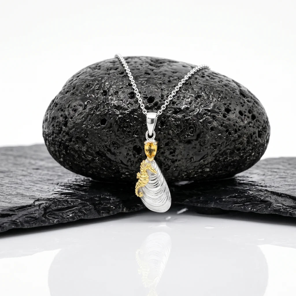 IPPOCAMPO LUXE – Exklusive Seepferdchen Kette im maritimen Design aus 925 Sterling Silber präsentiert auf schwarzem Lavastein von René Rose Jewelry
