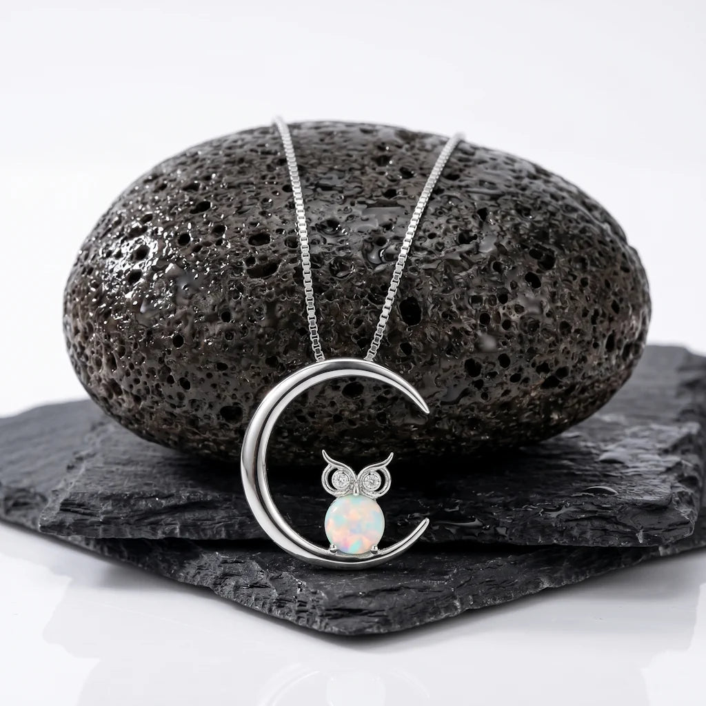LUNA MYSTIQUE – Filigrane Mond Kette mit echtem Opal aus 925 Sterling Silber präsentiert auf schwarzem Lavastein von René Rose Jewelry