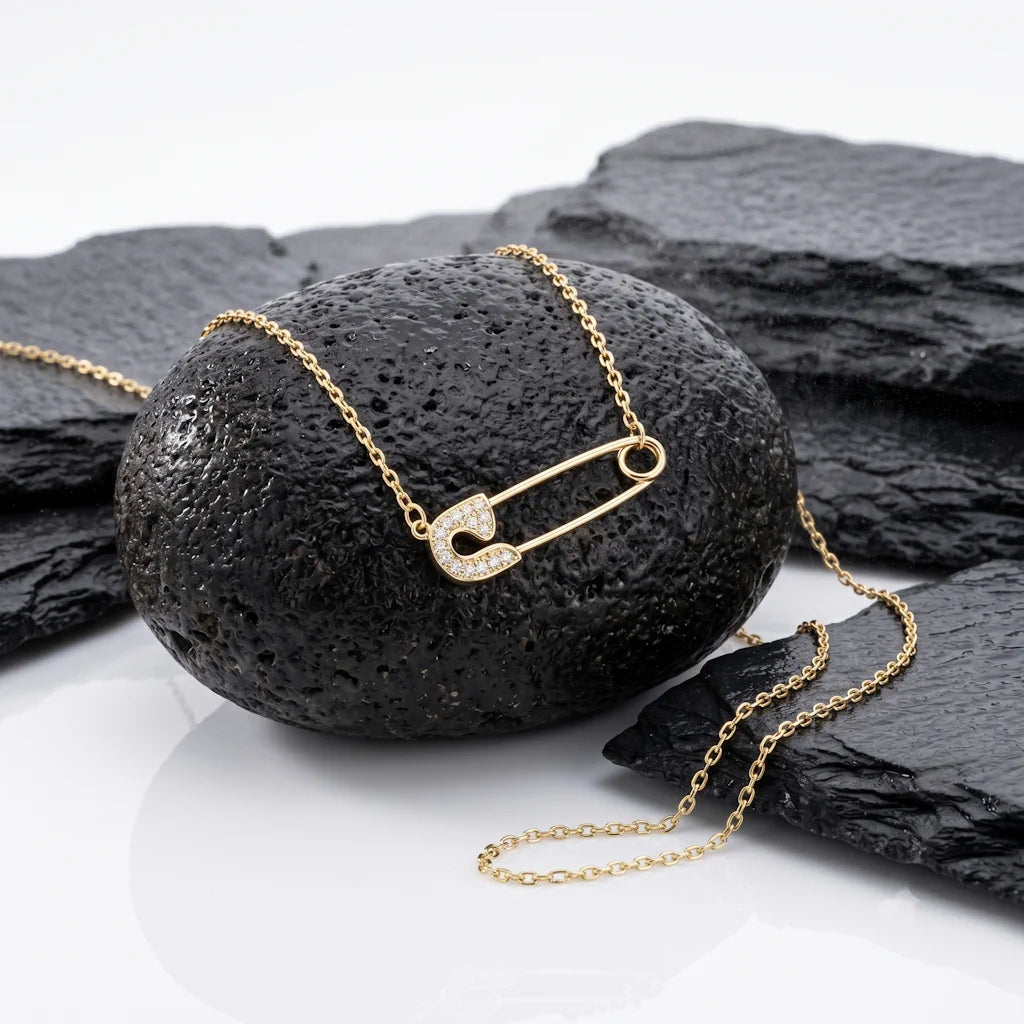SEGURA PAVÉ – Filigrane Gliederkette mit funkelnden Zirkonia aus 14k vergoldetem 925 Sterling Silber präsentiert auf schwarzem Lavastein von René Rose Jewelry