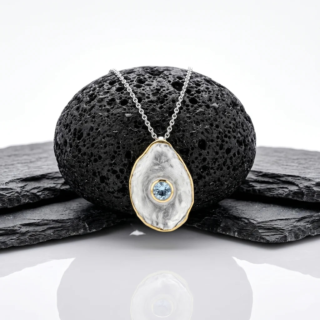 TOPAZIO TALISMAN – Exklusives Medaillon Collier mit blauem Topas Edelstein aus 925 Sterling Silber präsentiert auf schwarzem Lavastein von René Rose Jewelry