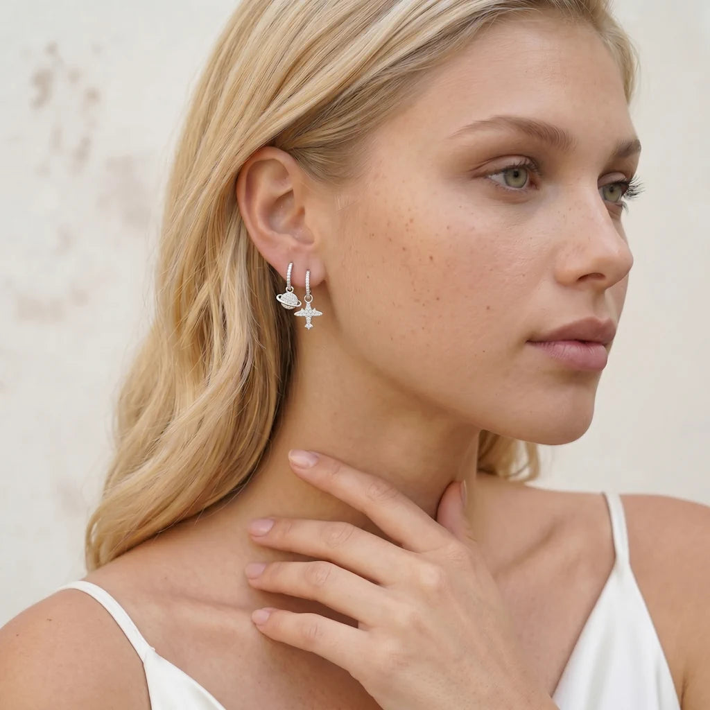COSMO & AERO – Moderne Mix and Match Ohrringe im Weltraum Design getragen am Ohr von René Rose Jewelry