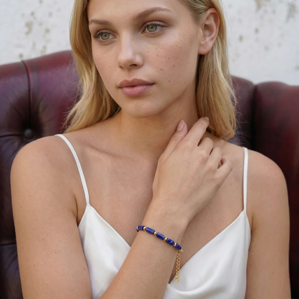 GYDA LAPIS – Elegantes goldenes Station Armband mit blauem Naturstein getragen am Handgelenk von René Rose Jewelry