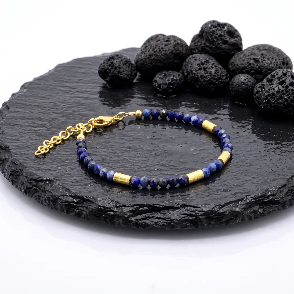LAGERTHA LAPIS – Exklusives Edelstein Armband mit blauem Lapislazuli aus 18k vergoldetem 925 Sterling Silber präsentiert auf dunkler Schieferplatte von René Rose Jewelry