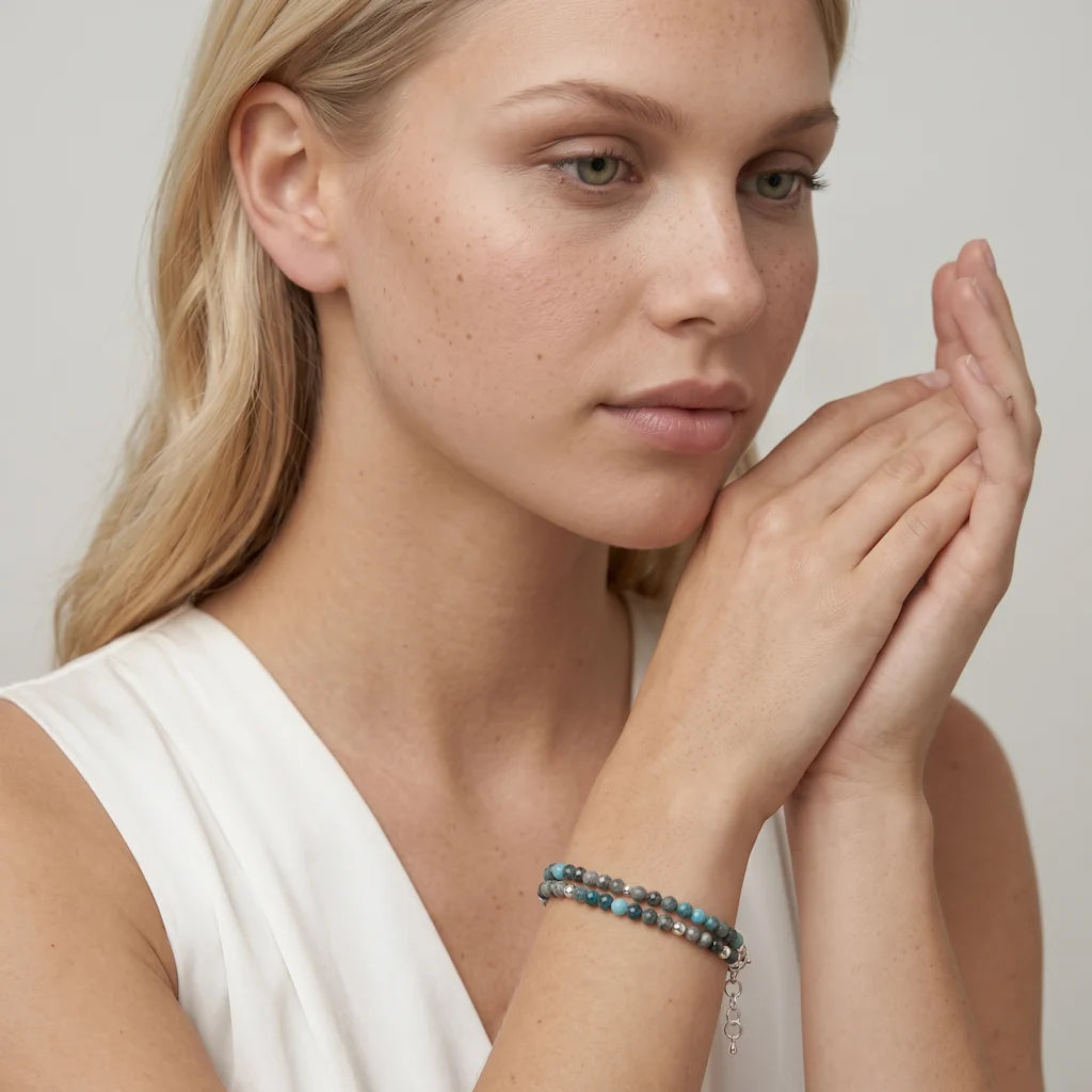 NARCISSA MYSTIC – Elegantes silbernes Double Strand Armband mit echten Natursteinen getragen am Handgelenk von René Rose Jewelry
