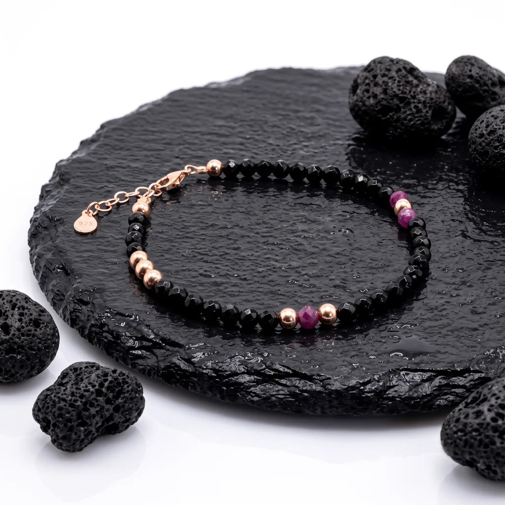 TORY ONYX – Exklusives Edelstein Armband mit Onyx und rotem Rubin aus 18k roségoldvergoldetem 925 Sterling Silber präsentiert auf dunkler Schieferplatte von René Rose Jewelry