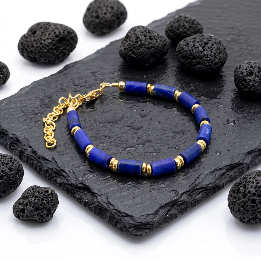 GYDA LAPIS – Exklusives Edelstein Armband mit blauem Lapislazuli aus 18k vergoldetem 925 Sterling Silber präsentiert auf dunkler Schieferplatte von René Rose Jewelry