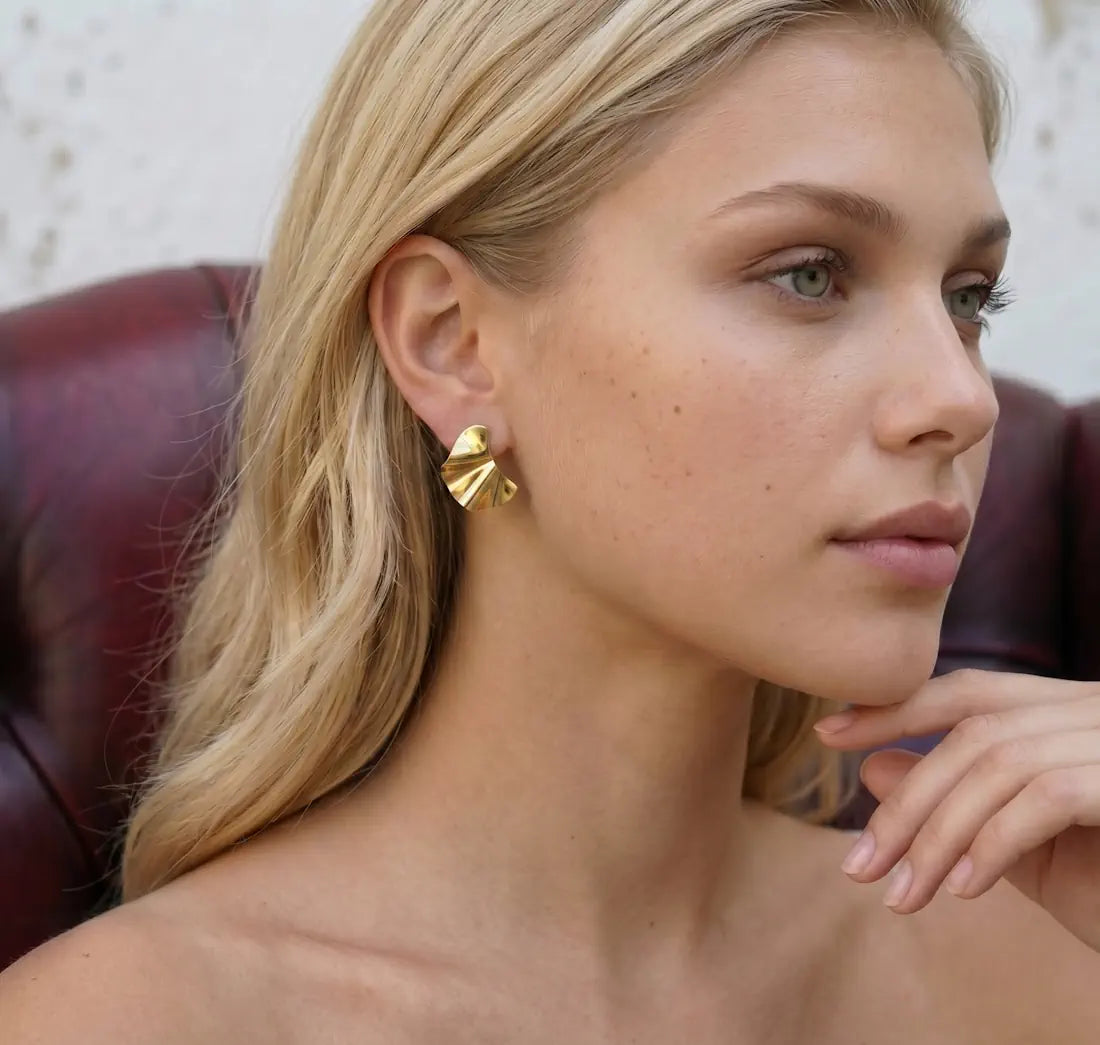ONDA SETA – Breite Statement Ohrringe mit 18k Vergoldung getragen am Ohr von René Rose Jewelry