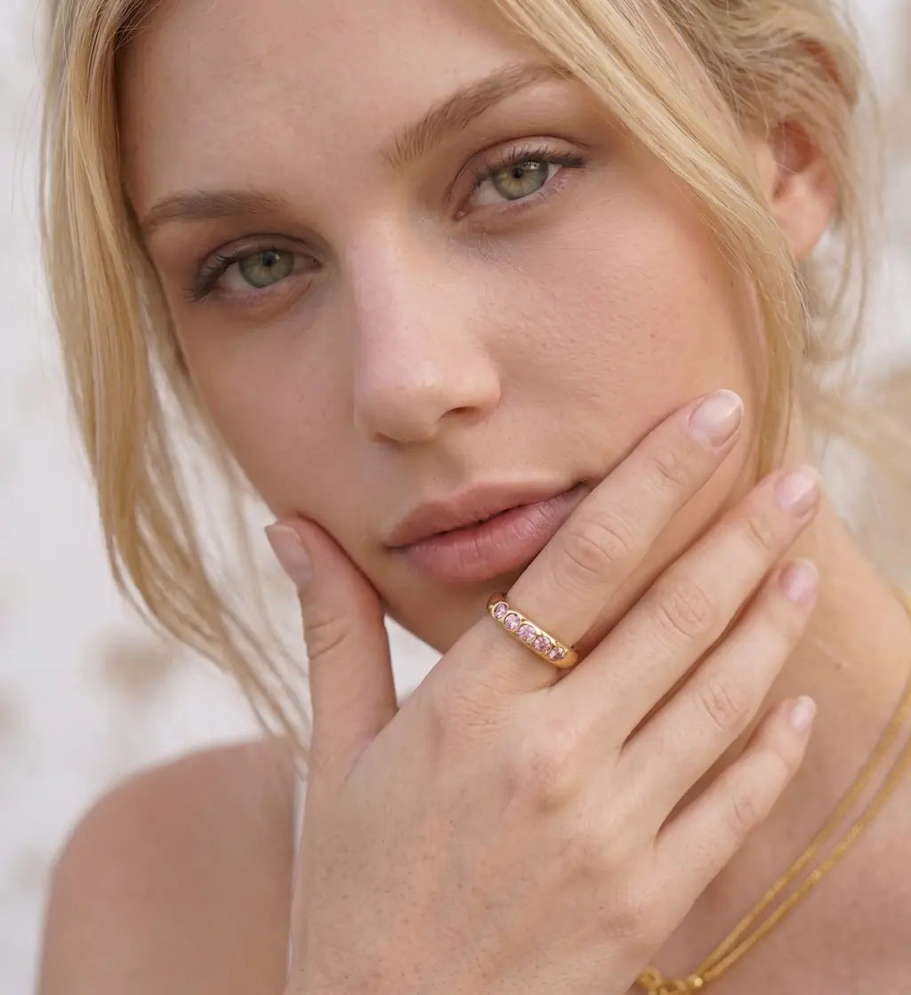 Ariana – Funkelnder goldener Damenring mit 18k Vergoldung getragen an der Hand von René Rose Jewelry