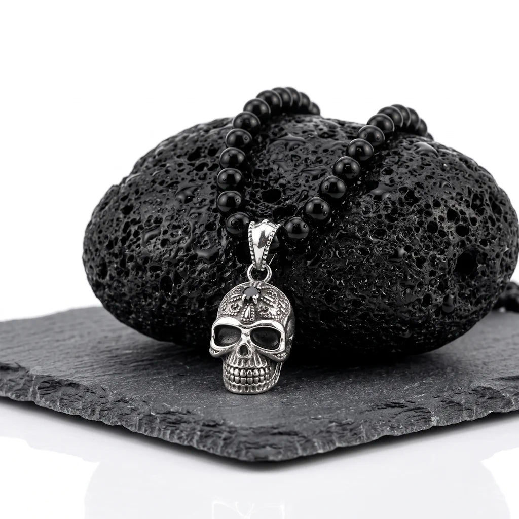 ALVARR SKULL – Exklusive Totenkopf Perlenkette aus 925 Sterling Silber präsentiert auf schwarzem Lavastein von René Rose Jewelry