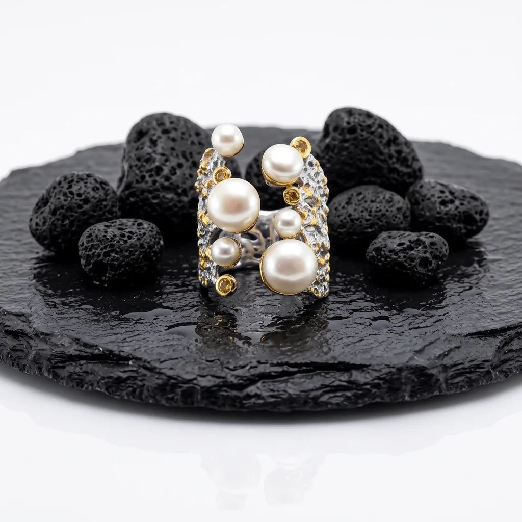 OANA PERLA – Breiter Bicolor Statement Ring mit Perle und gelbem Saphir aus 925 Sterling Silber präsentiert auf schwarzem Lavastein von René Rose Jewelry
