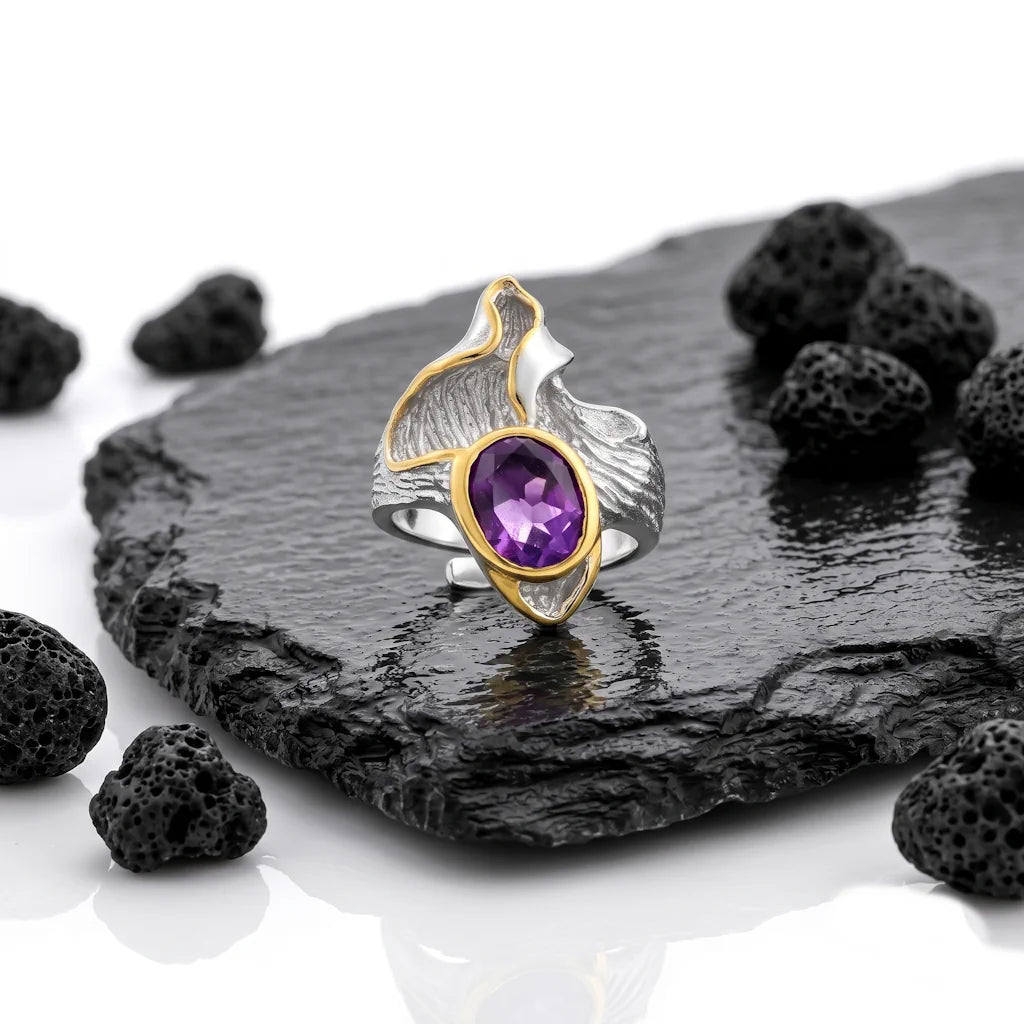 OANA RIDGE – Breiter Bicolor Statement Ring mit lila Amethyst Edelstein aus 925 Sterling Silber präsentiert auf schwarzem Lavastein von René Rose Jewelry