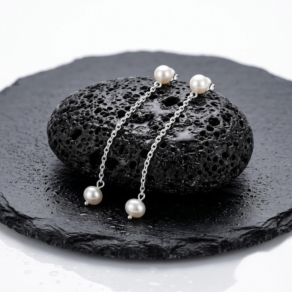 FEE LÉGÈRE – Filigrane lange Ohrhänger mit echten Perlen aus 925 Sterling Silber präsentiert auf dunkler Schieferplatte von René Rose Jewelry