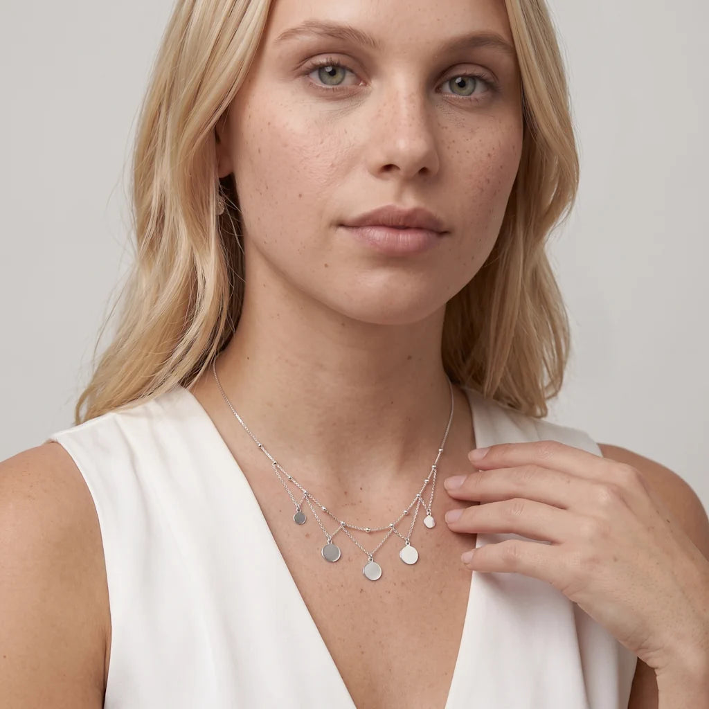 LUNA FESTIVAL – Elegantes silbernes Fransen Collier im modernen Lagen Look getragen am Dekolleté von René Rose Jewelry