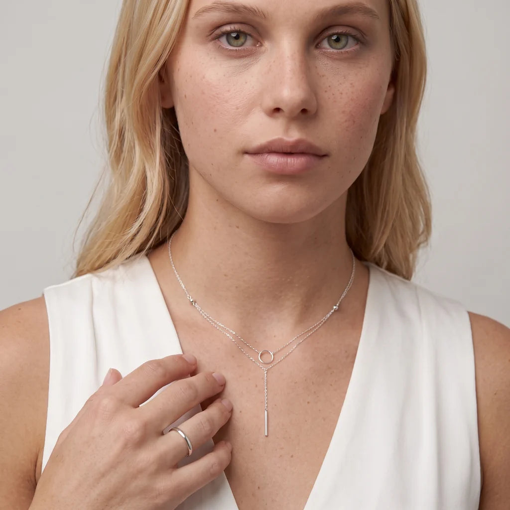 LUNA CIRCLE – Elegante silberne Multi Layer Halskette im minimalistischen Geometric Design getragen am Dekolleté von René Rose Jewelry
