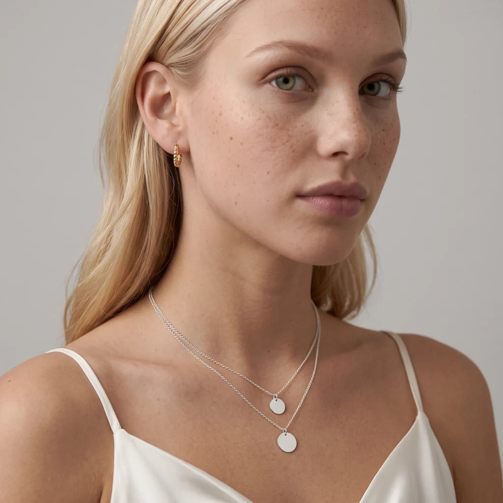 LUNA LAYER – Elegante silberne Multi Layer Halskette im minimalistischen Lagen Look getragen am Dekolleté von René Rose Jewelry