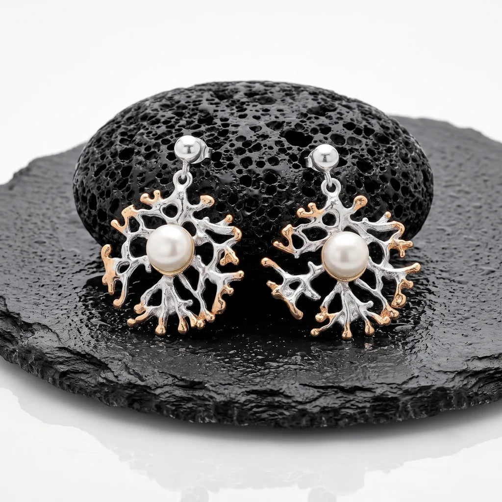 ARTEMIS Coral Ohrstecker – Skulpturale Korallen Ohrringe mit echter Süßwasserperle aus 925 Sterling Silber präsentiert auf schwarzem Lavastein von René Rose Jewelry