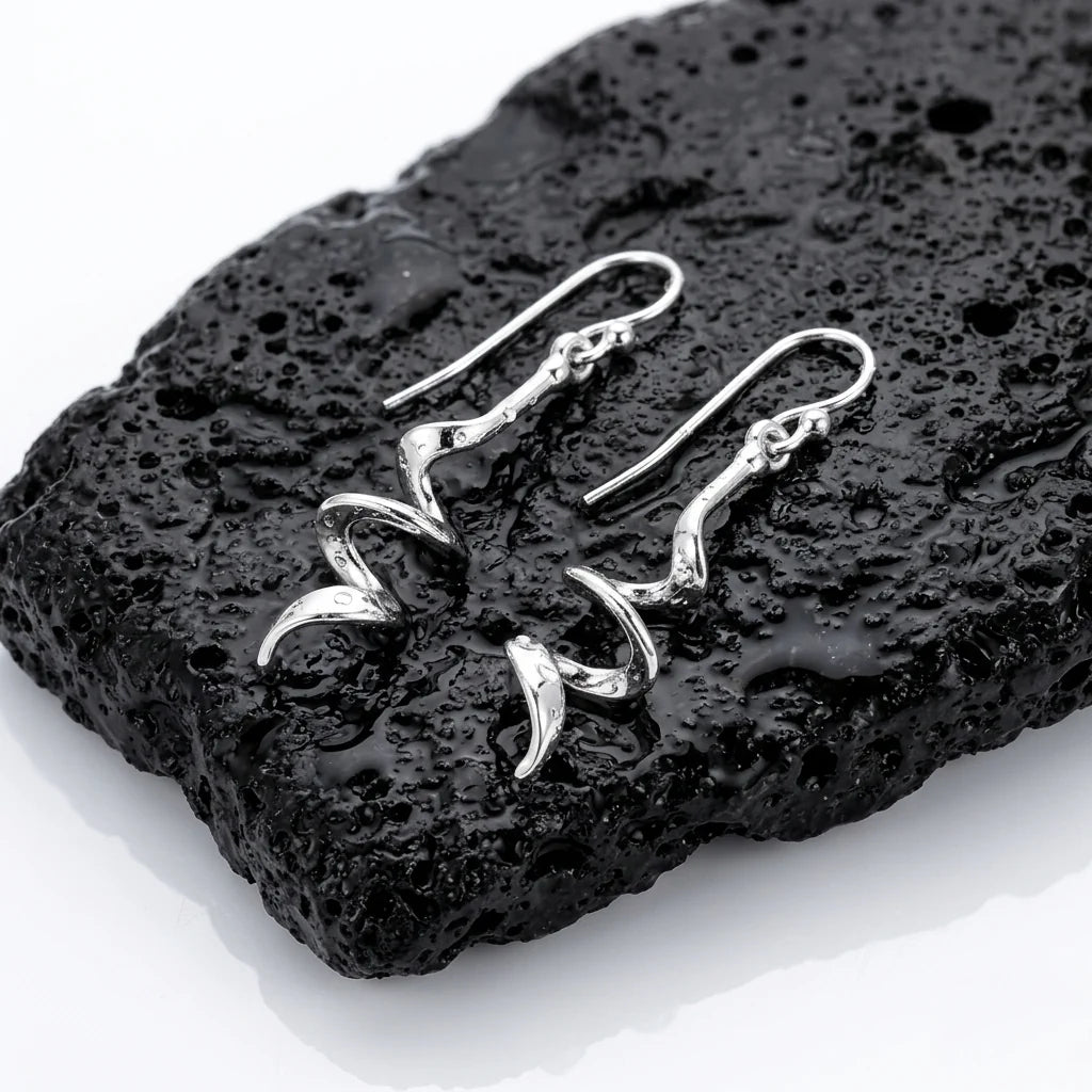 GEYSA SPIRALE – Lange Drop Ohrhänger im Spiralen Design aus 925 Sterling Silber präsentiert auf dunkler Schieferplatte von René Rose Jewelry