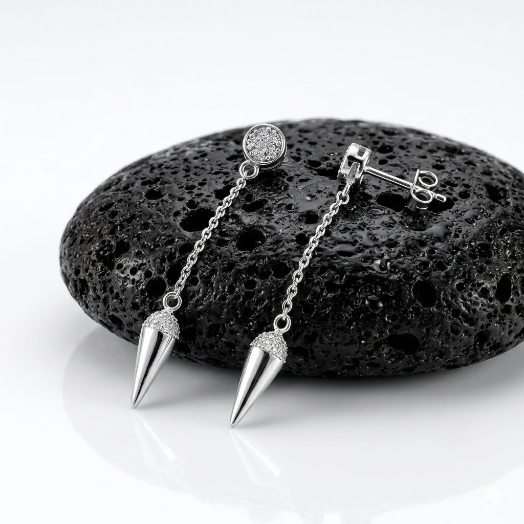 LAJA SPIKE – Lange Ohrhänger mit funkelnden Zirkonia Kristallen aus 925 Sterling Silber präsentiert auf dunkler Schieferplatte von René Rose Jewelry