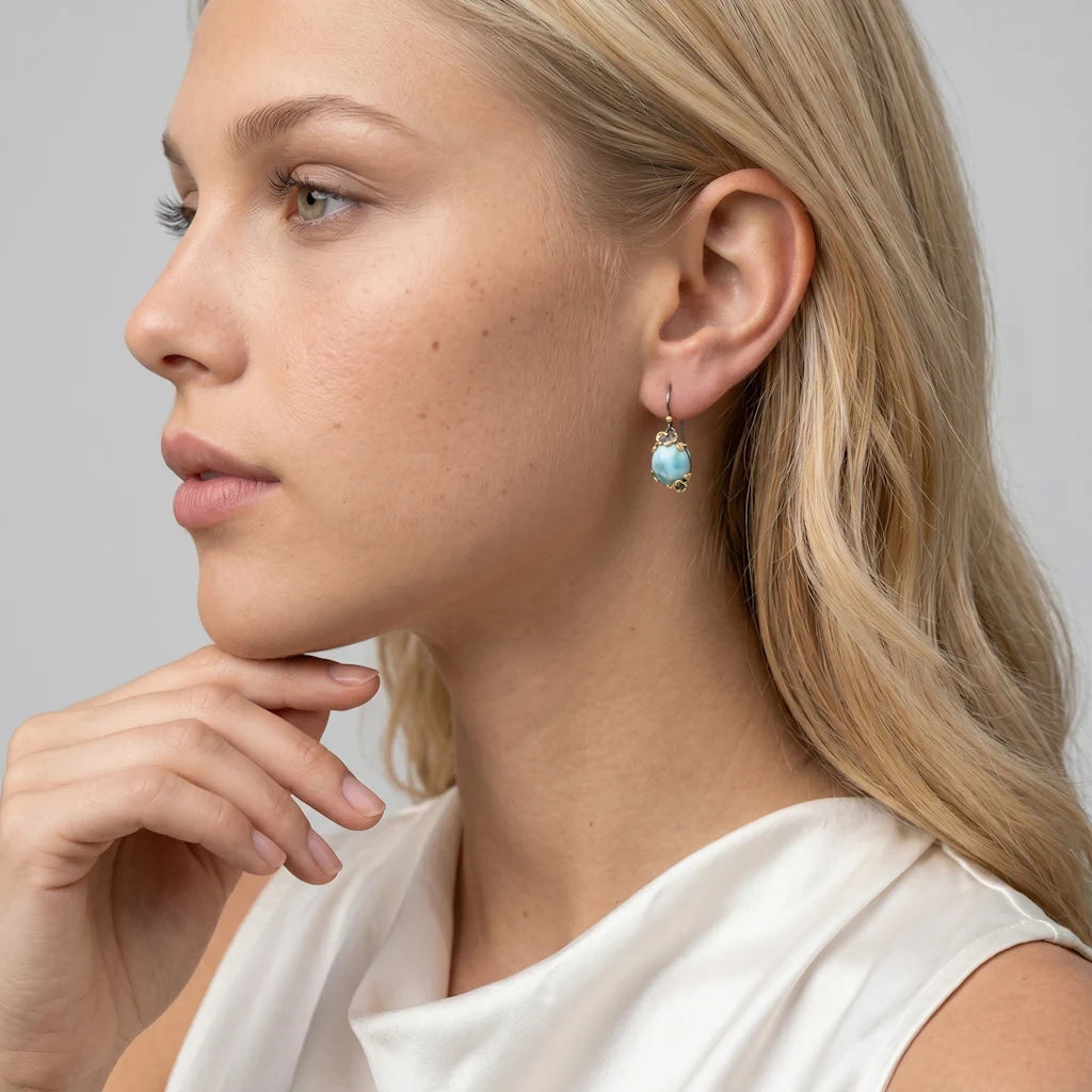MARINA LARIMAR – Lange goldene Statement Ohrringe mit blauem Naturstein getragen am Ohr von René Rose Jewelry