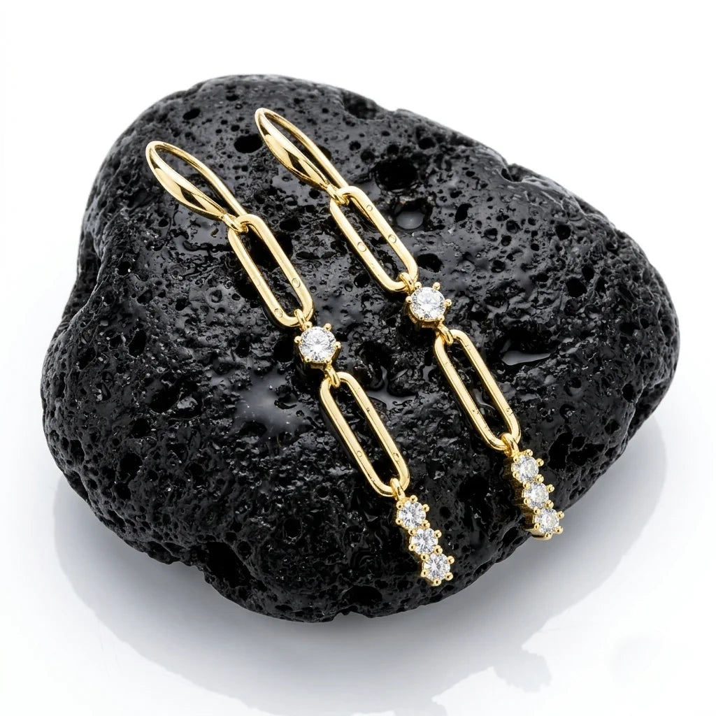PAULINA LINK – Geometrische Gliederketten Ohrringe aus 14k vergoldetem 925 Sterling Silber präsentiert auf dunkler Schieferplatte von René Rose Jewelry