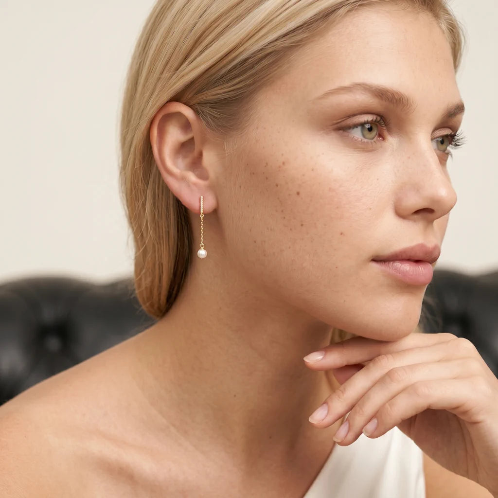ODETTE CASCADE – Elegante goldene Wasserfall Ohrringe in langer Form getragen am Ohr von René Rose Jewelry