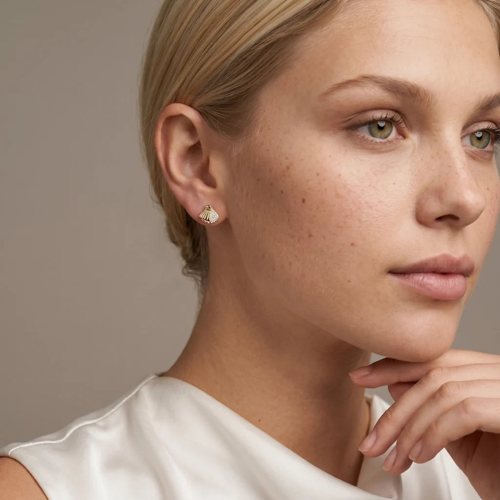 CONCHA REALE – Goldene Ohrstecker im maritimen Riviera Look getragen am Ohr von René Rose Jewelry