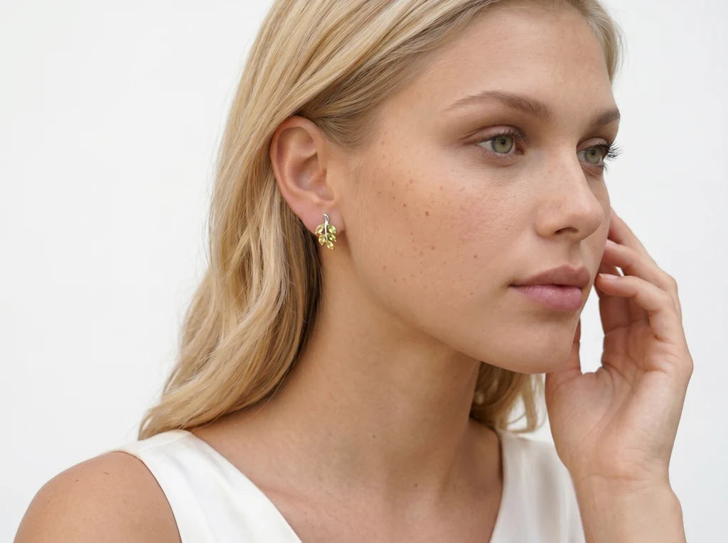 MARO BOTANICA – Botanische Ohrringe mit Natur Motiv und Vergoldung getragen am Ohr von René Rose Jewelry