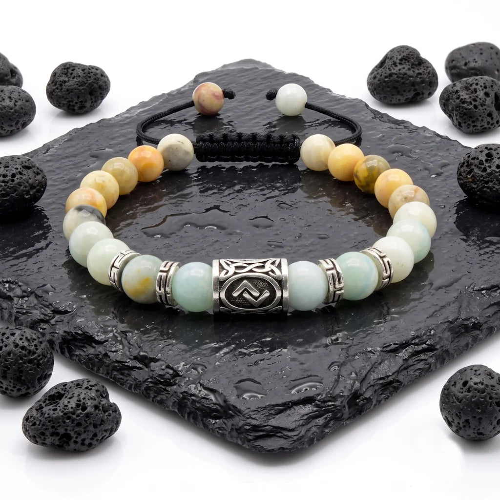 JERA HARVEST – Exklusives Runen Armband mit grünem Amazonit Edelstein aus 925 Sterling Silber präsentiert auf dunkler Schieferplatte von René Rose Jewelry