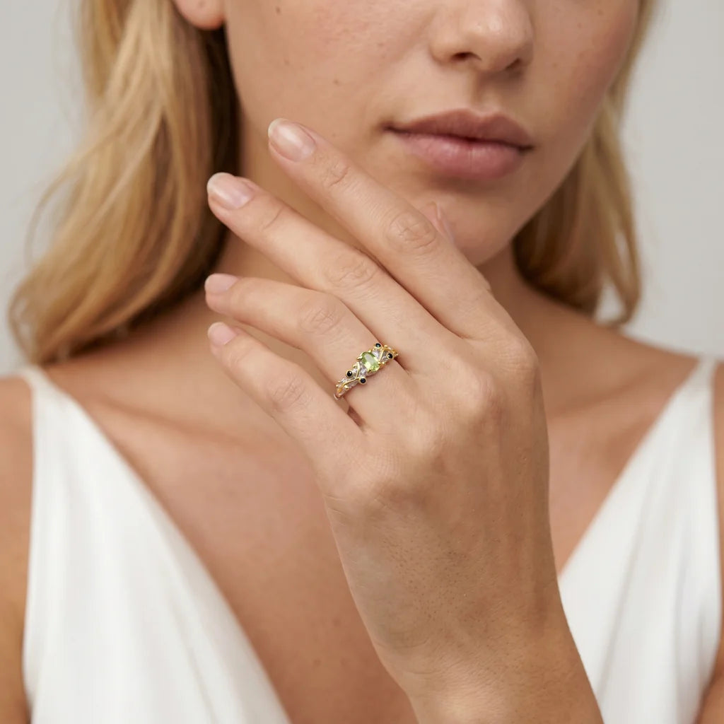 ARDIN NOBLESSE – Ring mit grünem Stein und 22k Vergoldung getragen an der Hand von René Rose Jewelry