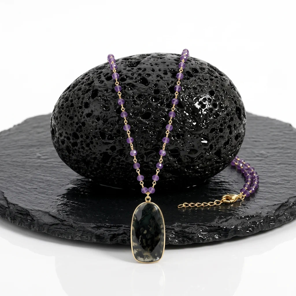 OANA FOREST – Extralange goldene Edelstein Kette mit lila Amethyst und Moosachat aus 18k vergoldetem 925 Sterling Silber präsentiert auf schwarzem Lavastein von René Rose Jewelry