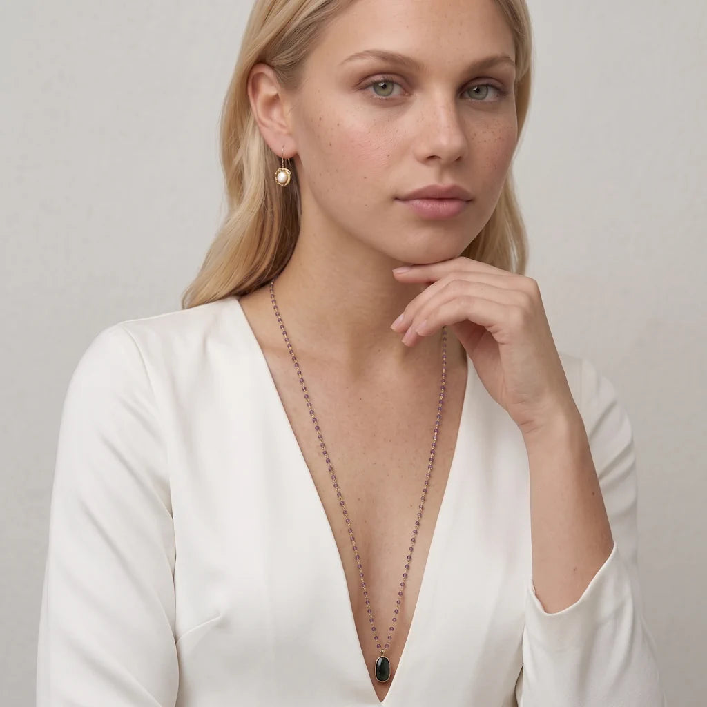 OANA FOREST – Elegantes langes Statement Collier mit echtem Naturstein Anhänger und 18k Vergoldung getragen am Dekolleté von René Rose Jewelry