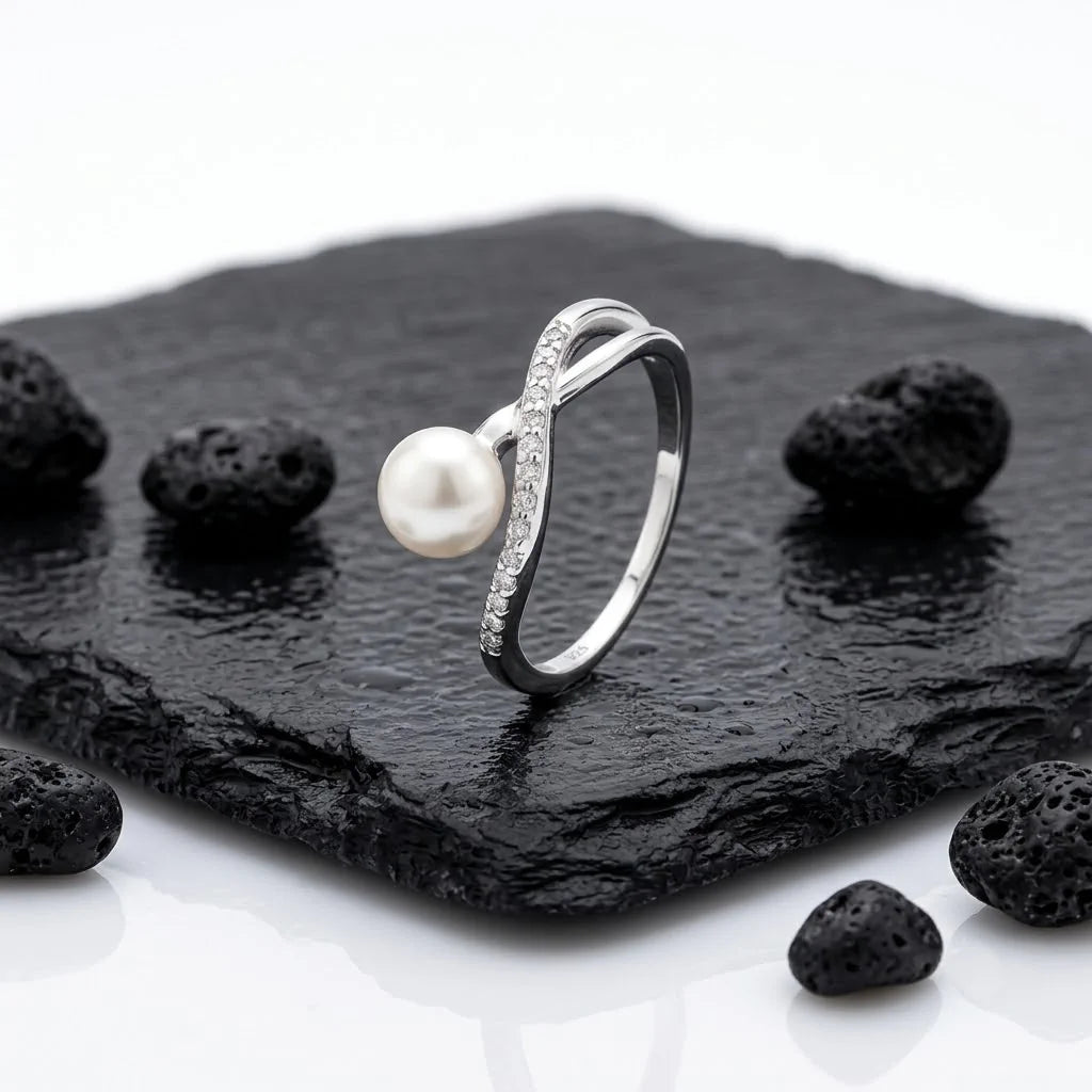 DANY PERLA – Eleganter Perlenring im Wellen Design aus 925 Sterling Silber präsentiert auf schwarzem Lavastein von René Rose Jewelry